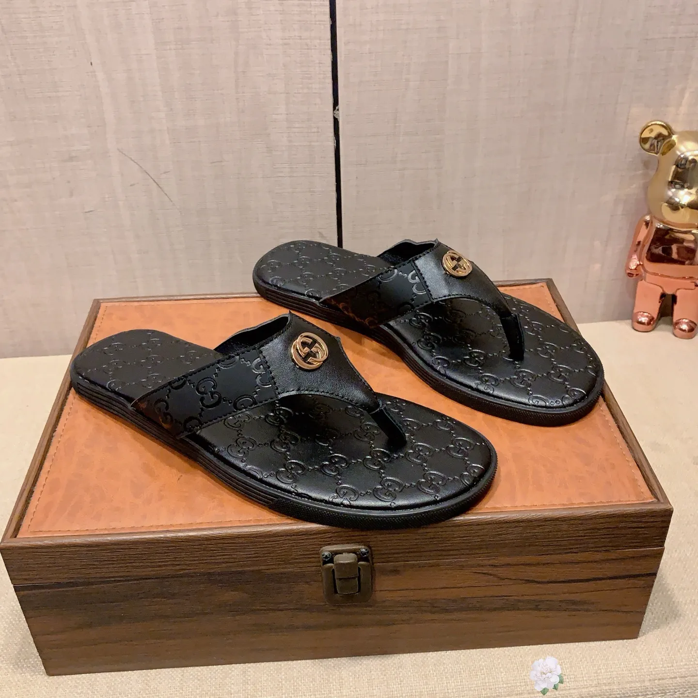 Slippers: New model: Factory price: 260💰💰🎩🎩🔥🔥《 Gucci* 》Series of slippers top purchasing agent🔍🔍Sold at the same time for men, original Italian imported webbing made of selected cowhide, exquisite workmanship,), sole: (super comfortable) original factory special sole, ⚠️exclusive double-layer movable molded sole super comfortable⚠️, real shot🎬the real thing is more beautiful🔍🔍266 regular code 38-44, can be ordered 45.